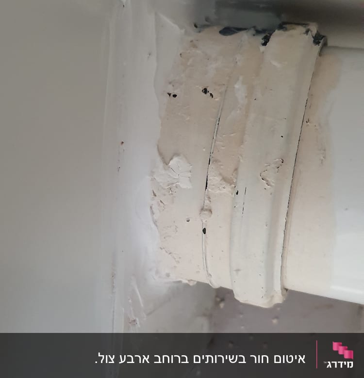 צינור לבן עם חיבור ותיקון טיח